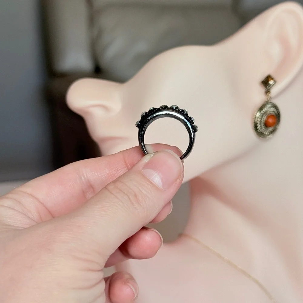 ⚜️ Elegant Black and Silver Crystal Ring